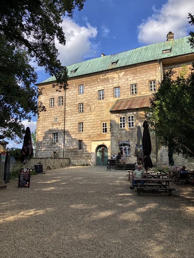 Ndvo hradu Houska